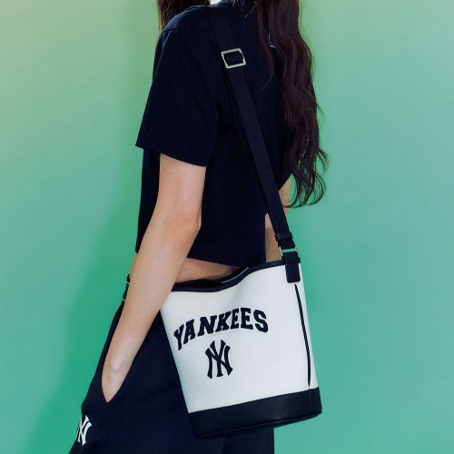 Varsity Basic Canvas Bucket Bag NEW YORK YANKEES